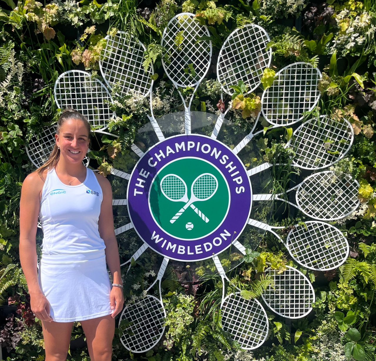 Ingrid Martins pousa para foto em frente ao longo de Wimbledon; ela ganhou vaga como alternate junto a Lidziya Marozava