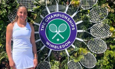 Ingrid Martins pousa para foto em frente ao longo de Wimbledon; ela ganhou vaga como alternate junto a Lidziya Marozava