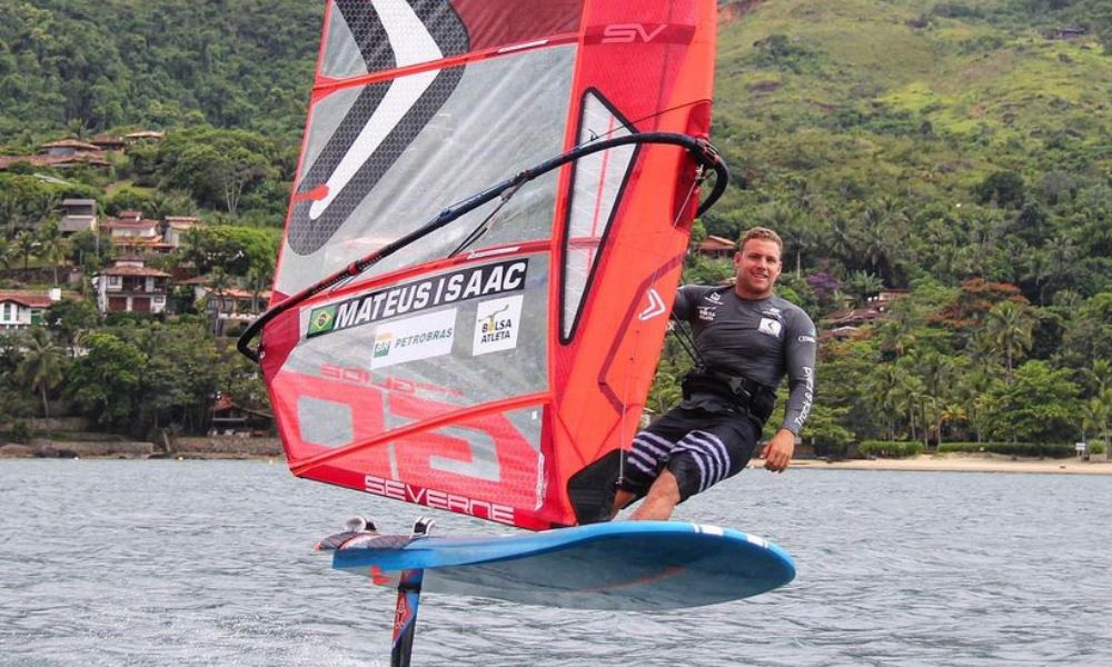 Mateus Isaac, da iQFoil, se prepara para entrar em ação antes do evento-teste da vela para Paris 2024