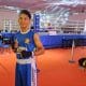 Otniel dos Santos posa para foto em frente ao ringue do Brasileiro Cadete e Juvenil de boxe