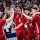 Jogadores da Polônia comemoram ponto contra os Estados Unidos na final da Liga das Nações de vôlei masculino VNL