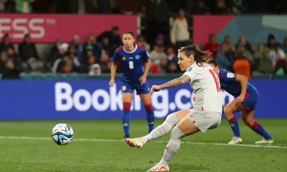 Jogadora da Suíça cobra pênalti contra Filipinas na Copa do Mundo Feminina