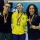 Atletas do brasil posam para foto com suas medalhas do Sul-Americano de levantamento de pesos