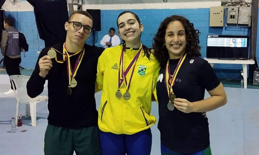 Atletas do brasil posam para foto com suas medalhas do Sul-Americano de levantamento de pesos