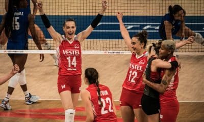 Atletas da Turquia comemoram ponto contra a Itália na Liga das Nações de vôlei feminino VNL