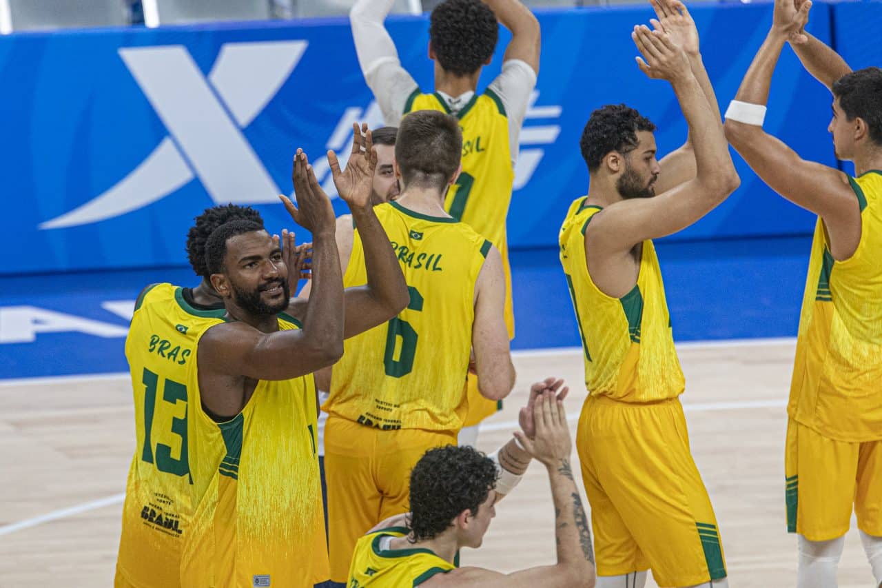 Brasil bate os EUA no basquete e vai à final em Chengdu