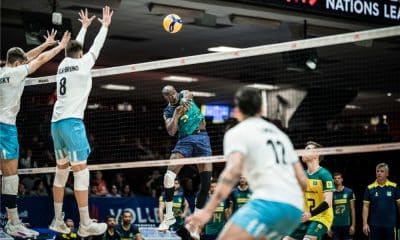 Abouba atacando bola na saída de rede em jogo contra a Argentina pela Liga das Nações de vôlei