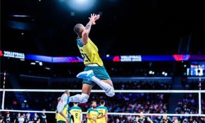 Alan Souza salta para o saque em jogo do Brasil contra o Japão pela VNL 2023