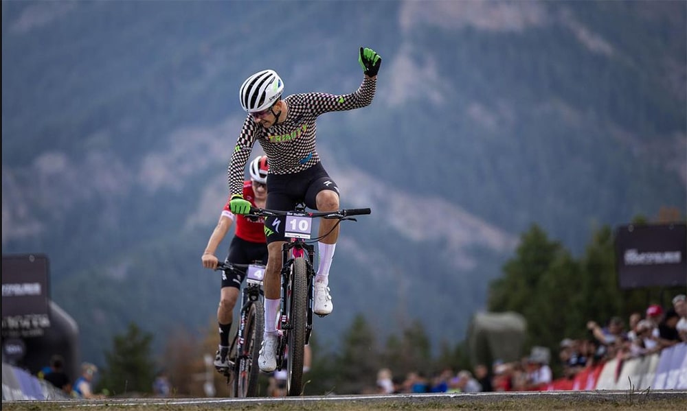 Na imagem, Alex comemorando na chegada. MTB La Thuile