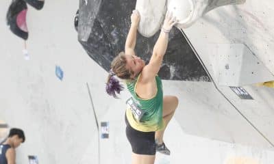 Na imagem, Anja Köhler tentando subir um obstáculo na parede.