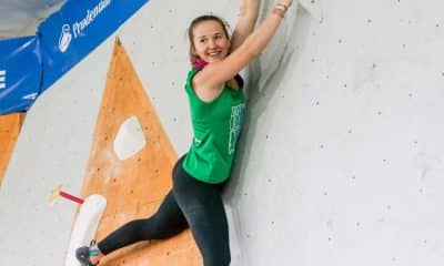 Na imagem, Anja Höhler pendurada na parede, em meio a obstáculos da escalada.