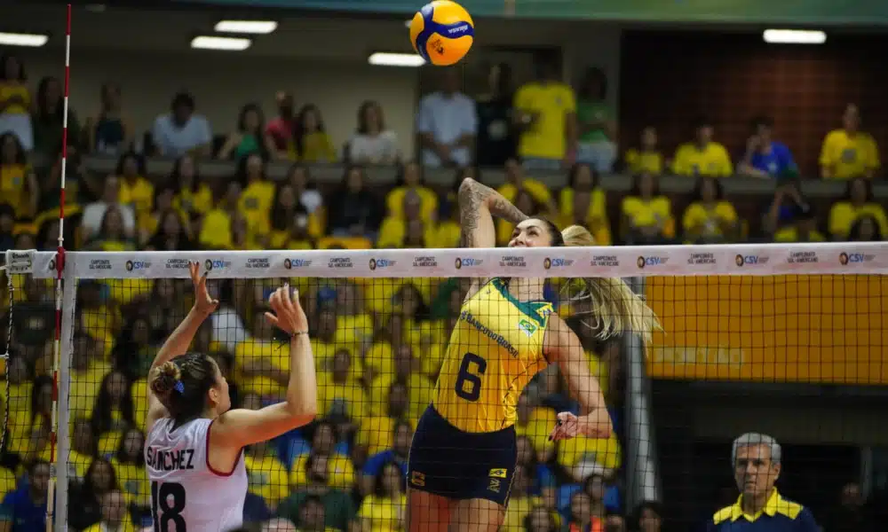 Thaisa atacando bola na saída de rede em jogo contra o Peru pelo Sul-Americano 2023