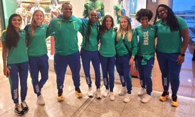 Na imagem, parte da delegação de atletas brasileiros no aeroporto antes do embarque.