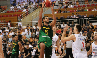 Jogador do Brasil tenta fazer uma bandeja marcado por dois atletas da Sérvia em amistoso de basquete masculino