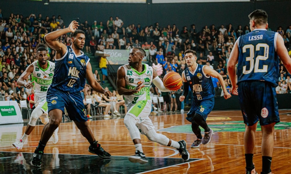 Dontrell Brite se prepara para cesta no jogo entre Bauru Basket e Mogi das Cruzes pelo Paulista de Basquete Masculino
