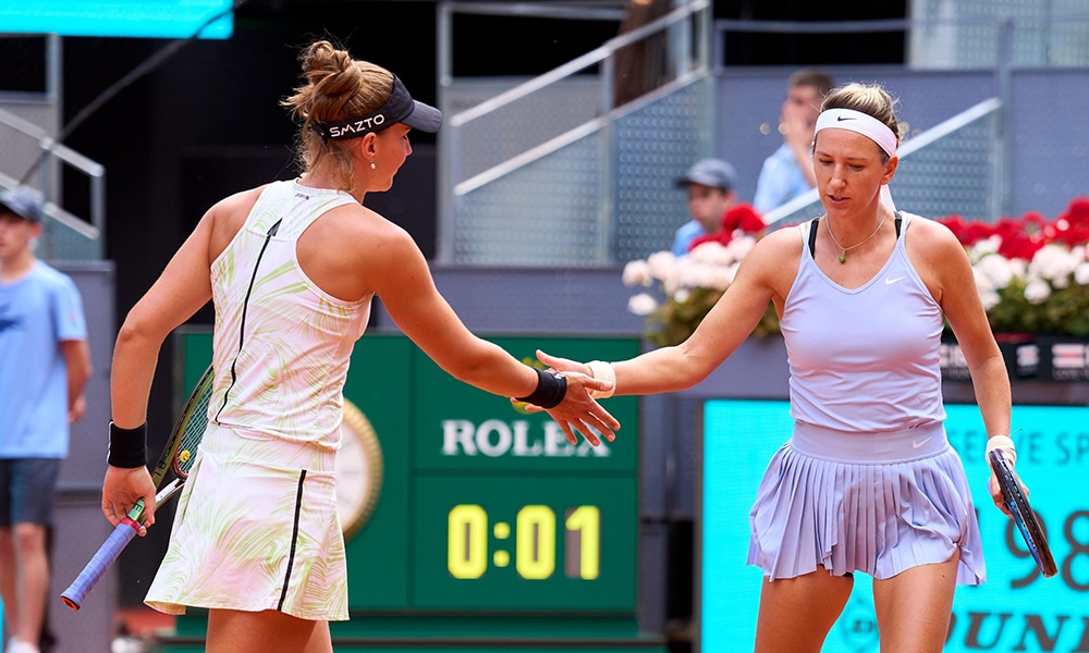 Na imagem, Bia Haddad e Victoria Azarenka se cumprimentando por ponto conquistado.
