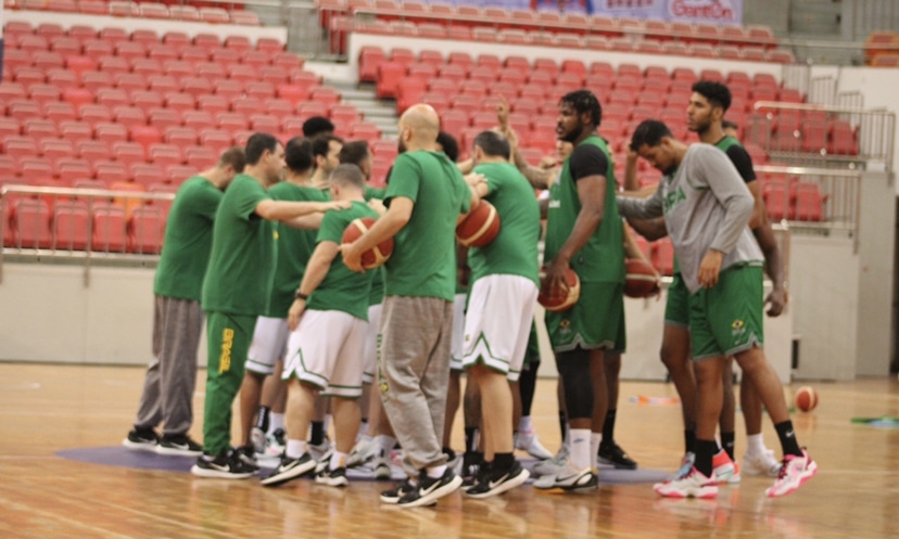 Na imagem, time do Brasil reunido antes do treino.