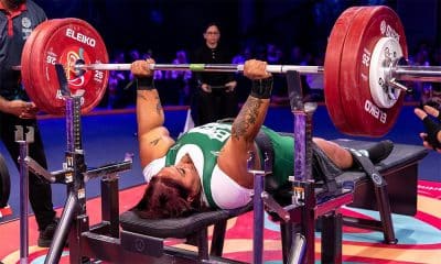 Na imagem, Tayana Medeiros, que contribuiu com a medalha de prata do Brasil, levantando peso na sua prova.