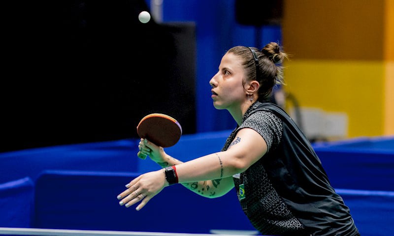 Na imagem, Jennyfer Parinos, do Brasil, jogando a bolinha para seu saque.