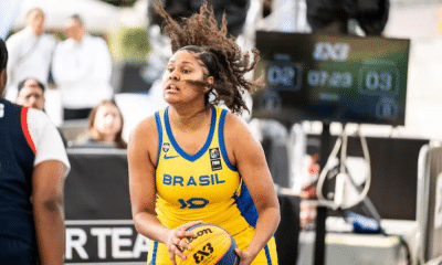 Brasil jogando contra Estados Unidos na Copa do Mundo sub-18 de basquete 3x3