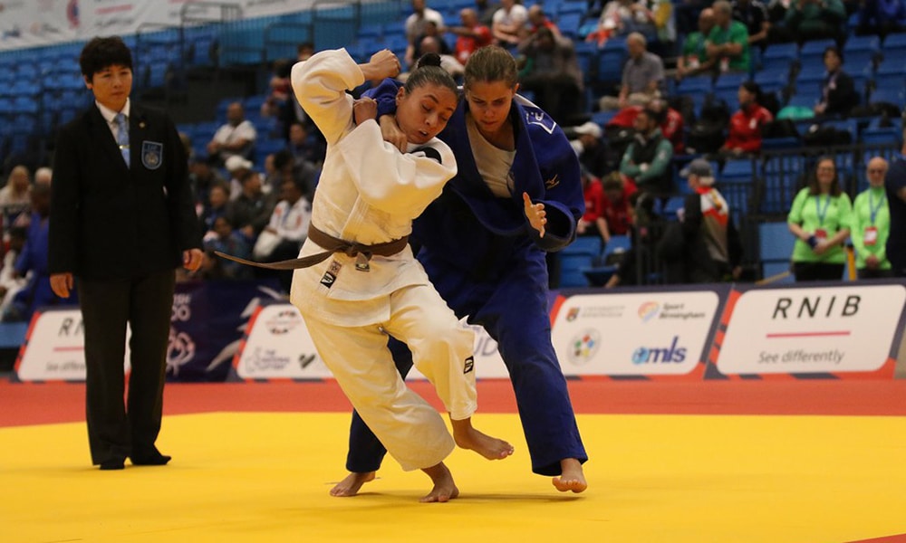 Na imagem, a judoca do Brasil, Larissa Silva, tenta aplicar golpe em adversária puxando ela pela manga do quimono.