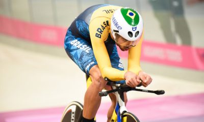 Na imagem, Lauro Chaman, com uniforme do Brasil, pedalando dentro da pista.