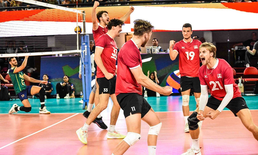 Na imagem, time do Canadá comemorando, enquanto jogador do Brasil lamenta ao fundo.