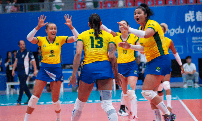 Jogadoras do Brasil se abraçam e comemoram vitória diante de Hong Kong no vôlei feminino