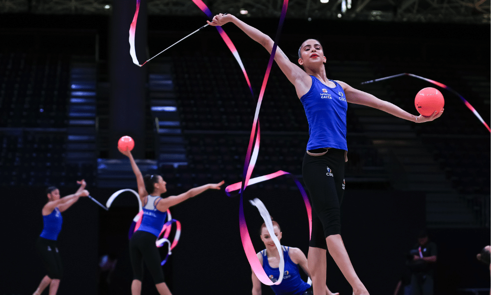 Conjunto do Brasil no treino de pódio do Mundial de ginástica rítmica em Valência na Espanha