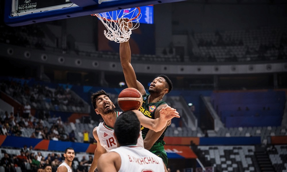 Caboclo enterra bola durante jogo Brasil e Irã na Copa do Mundo de basquete masculino