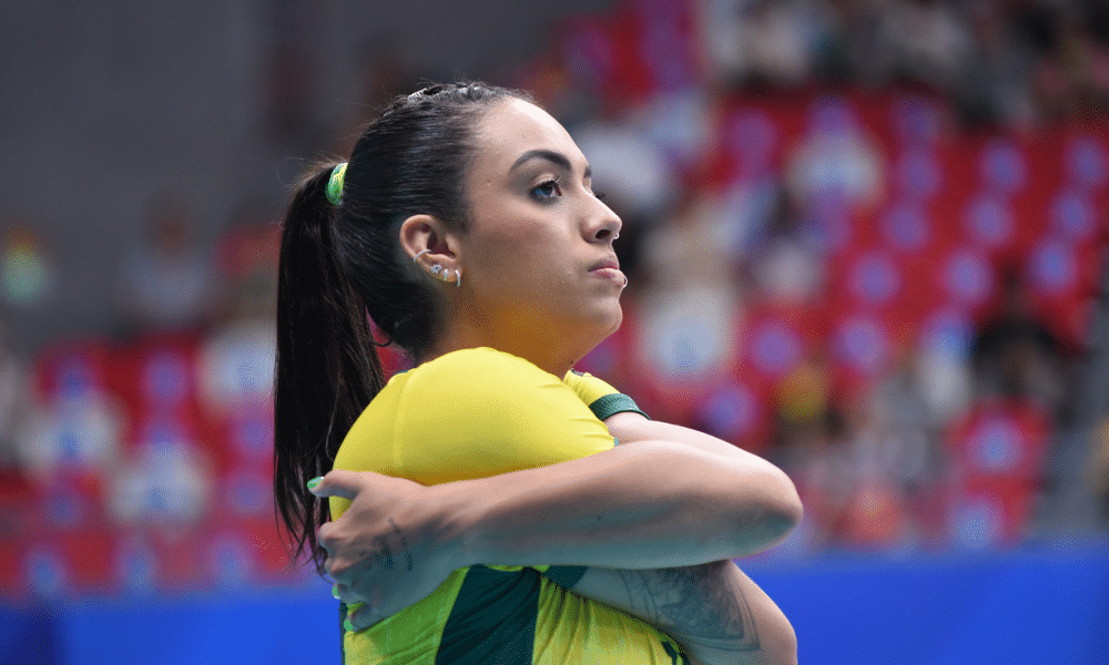 Camila Mesquita se alonga durante partida nos Jogos Mundiais Universitários de Chengdu