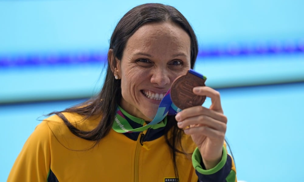 Carol Santiago com medalha de bronze no Mundial de Natação Paralímpica