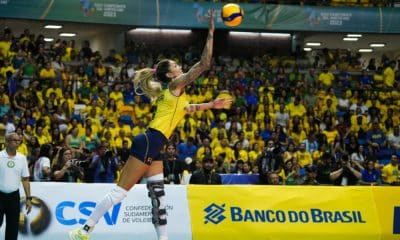 Thaisa durante saque no jogo entre Brasil e Argentina pelo Sul-Americano de vôlei feminini