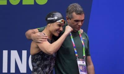 Carol Santiago celebra recorde mundial ao lado do técnico Leonardo Tomasello (Foto: Douglas Magno/CPB)