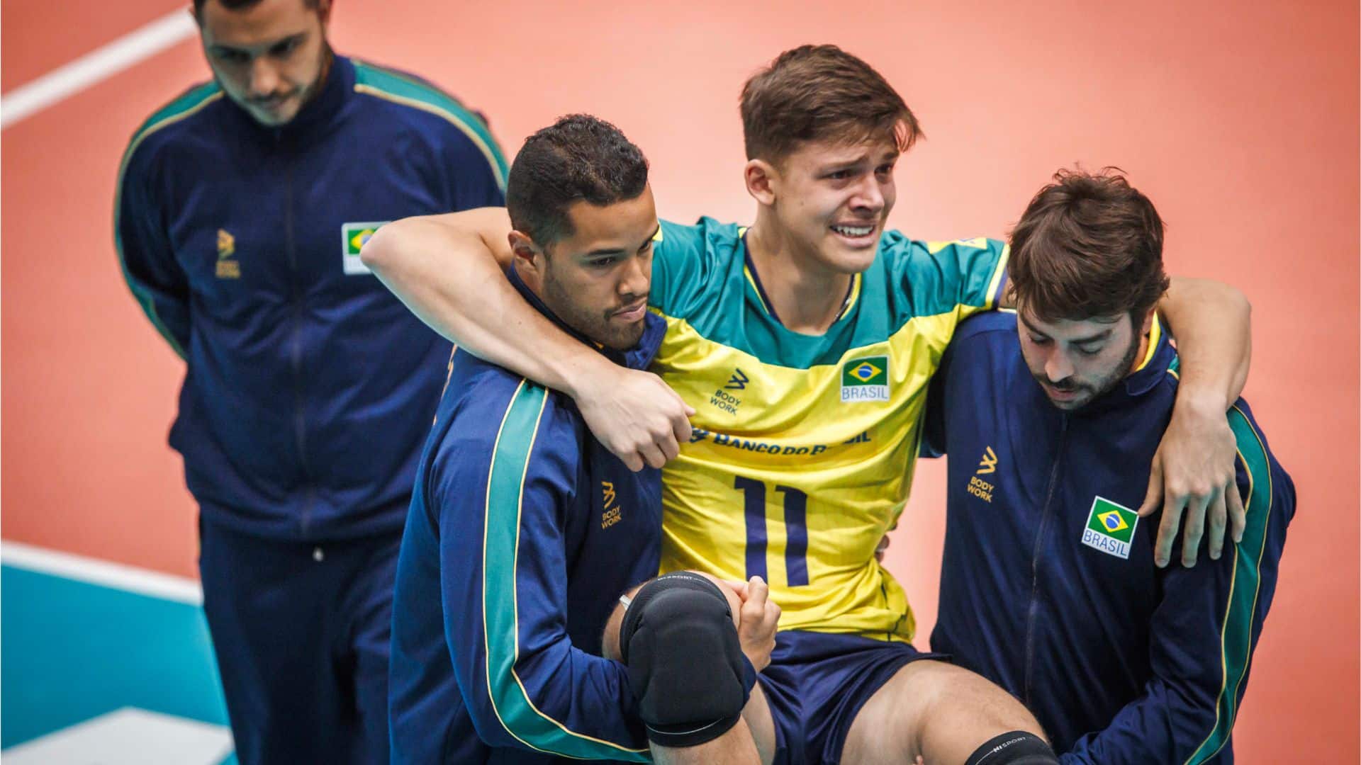 Thiago Vaccari, do Brasil, se machucou durante o jogo contra Porto Rico no Mundial Sub-19 (Foto: FIVB)