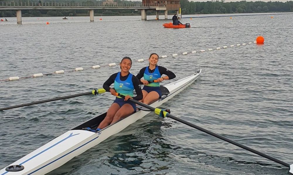 Brasileiras Brenda Freitas e Ana Julia Ferreira em ação no Mundial Sub-19 de remo (Divulgação/CBR)
