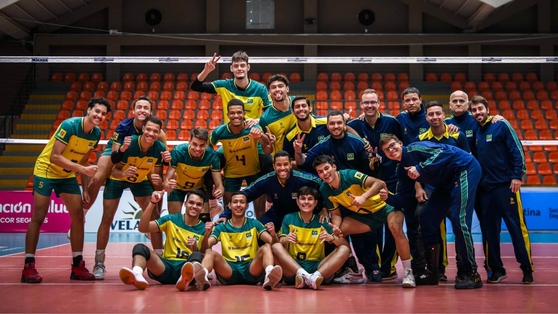 Seleção Brasileira vibra com a conquista do top 10 no Mundial Sub-19 de vôlei masculino (Foto: FIVB)