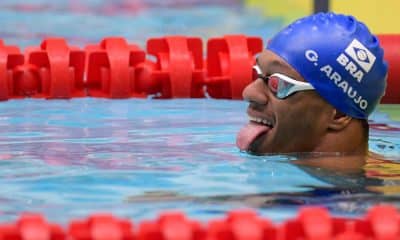 Gabriel Araújo mostra a língua após nadar os 50m costas no Mundial de natação paralímpica, em Manchester (Foto: Douglas Magno/CPB)
