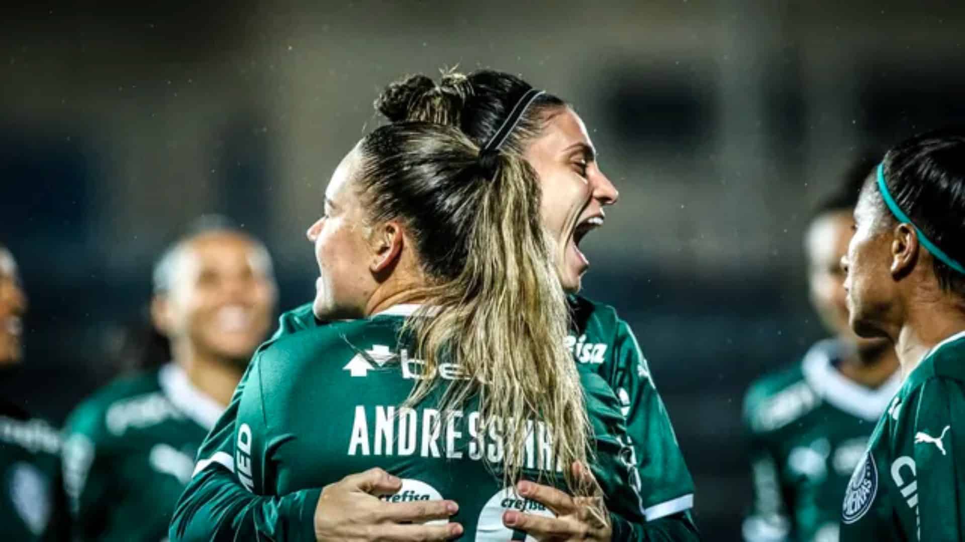 O Palmeiras comemorou a entrada no G4 do Paulistão Feminino após goleada sobre o São Bernardo (Foto: Leonardo Lima/Ag. Paulistão/Centauro)