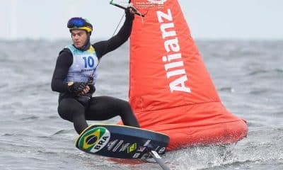 Brasileiro Bruno Lobo em ação no Mundial de vela (Divulgação/World Sailing)