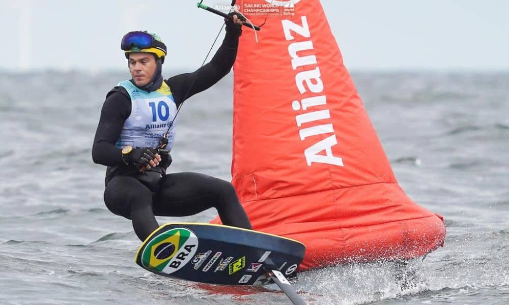 Brasileiro Bruno Lobo em ação no Mundial de vela (Divulgação/World Sailing)