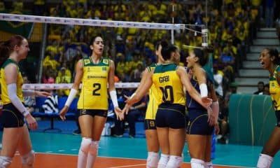 Diana comemora ponto no jogo Brasil e Chile pelo Sul-Americano de vôlei feminino