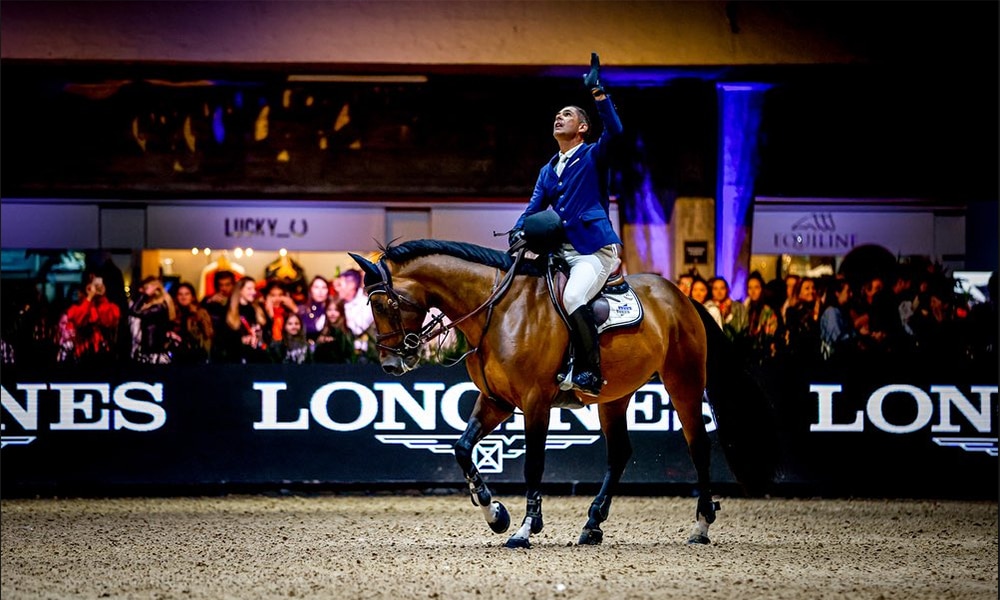 Na imagem, Doda Miranda comemorando com seu cavalo, Dinozo Un Prince.