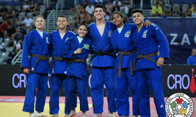 Equipe do Brasil posa para foto no Mundial cadete de judô. Todos vestem quimono azul