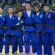 Equipe do Brasil posa para foto no Mundial cadete de judô. Todos vestem quimono azul