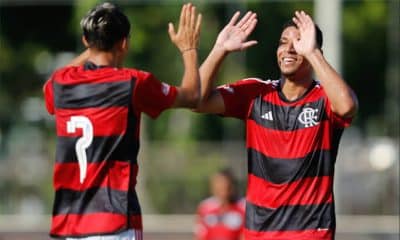 Na imagem, jogadores do Flamengo comemorando um dos gols. Foto: Twitter/ @goleada_base