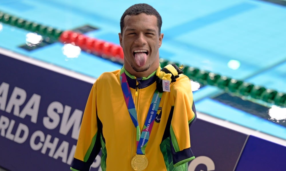 Gabriel Araújo posa com medalha de ouro mostrando a língua