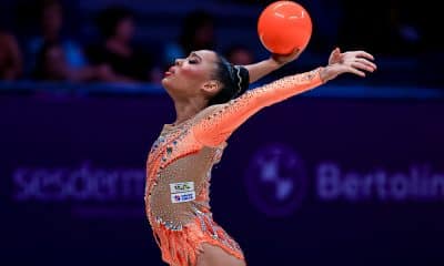Na imagem, momento da apresentação de Geovanna Santos com sua bola laranja.