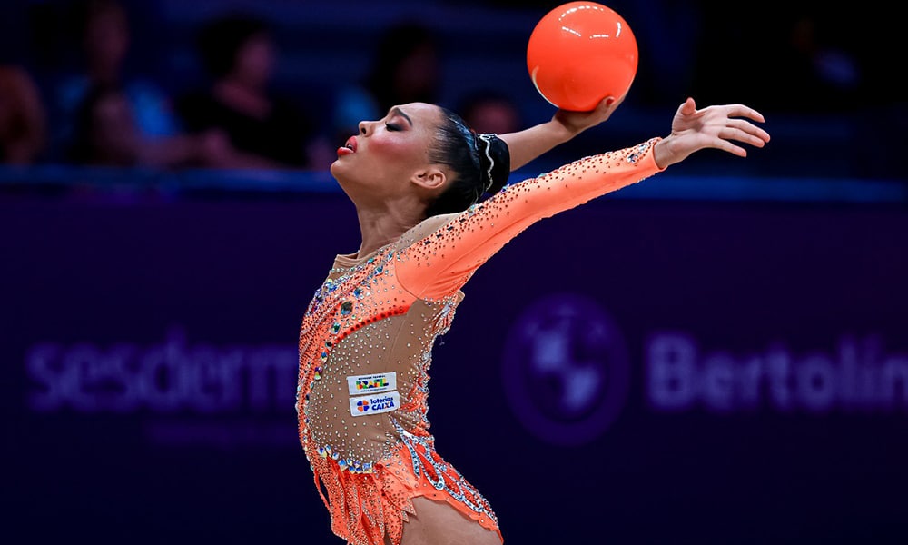 Na imagem, momento da apresentação de Geovanna Santos com sua bola laranja.