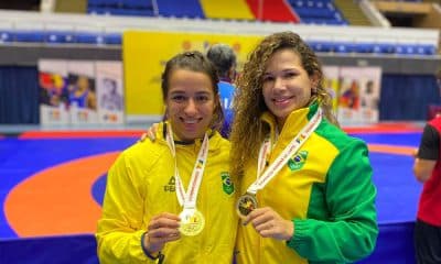 Na imagem, Giullia Penalber e Laís Nunes exibem as medalhas de ouro.